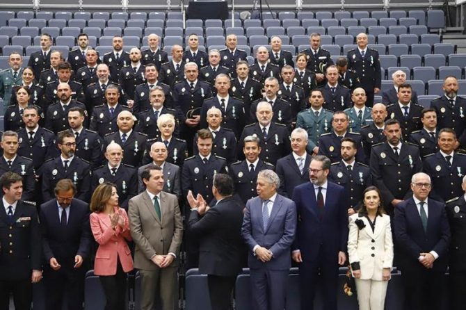 Lee más sobre el artículo La Junta de Andalucía condecora con medallas al mérito a 63 policías locales en Córdoba